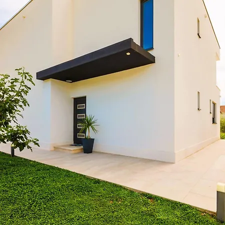 Dolce Vita, Villa