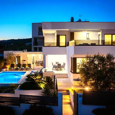 Villa Luxury Beachfront Dolce Vita, *