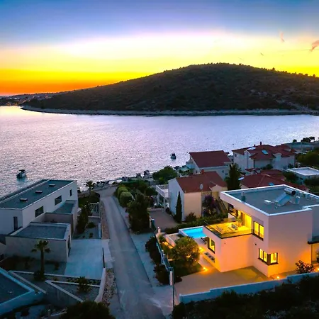 Villa Luxury Beachfront Dolce Vita, Sevid