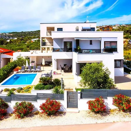 Dolce Vita, Villa