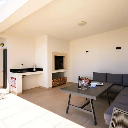 Villa Dolce Vita, *
