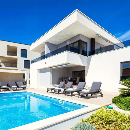 Dolce Vita, Villa