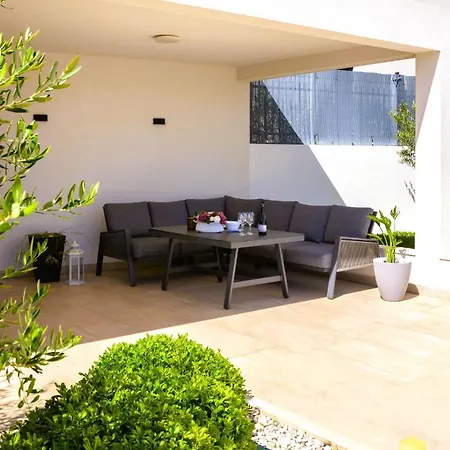 Villa Luxury Beachfront Dolce Vita,