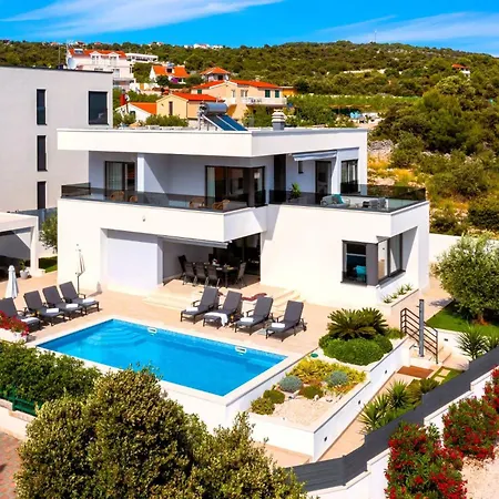 Luxury Dolce Vita, Вилла Севид