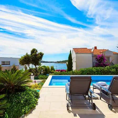 Luxury Beachfront Dolce Vita, Villa