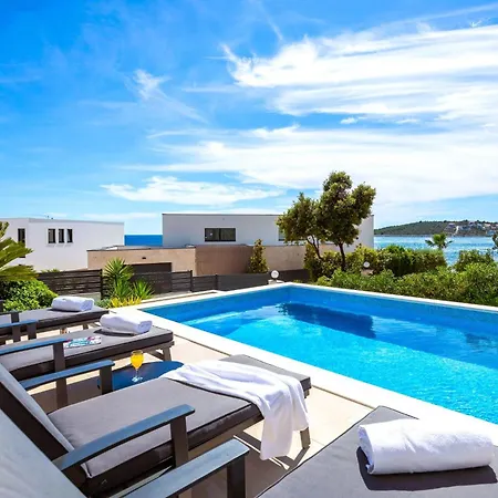 Luxury Beachfront Dolce Vita, Villa Sevid