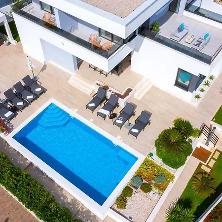 Villa Luxury Beachfront Dolce Vita,